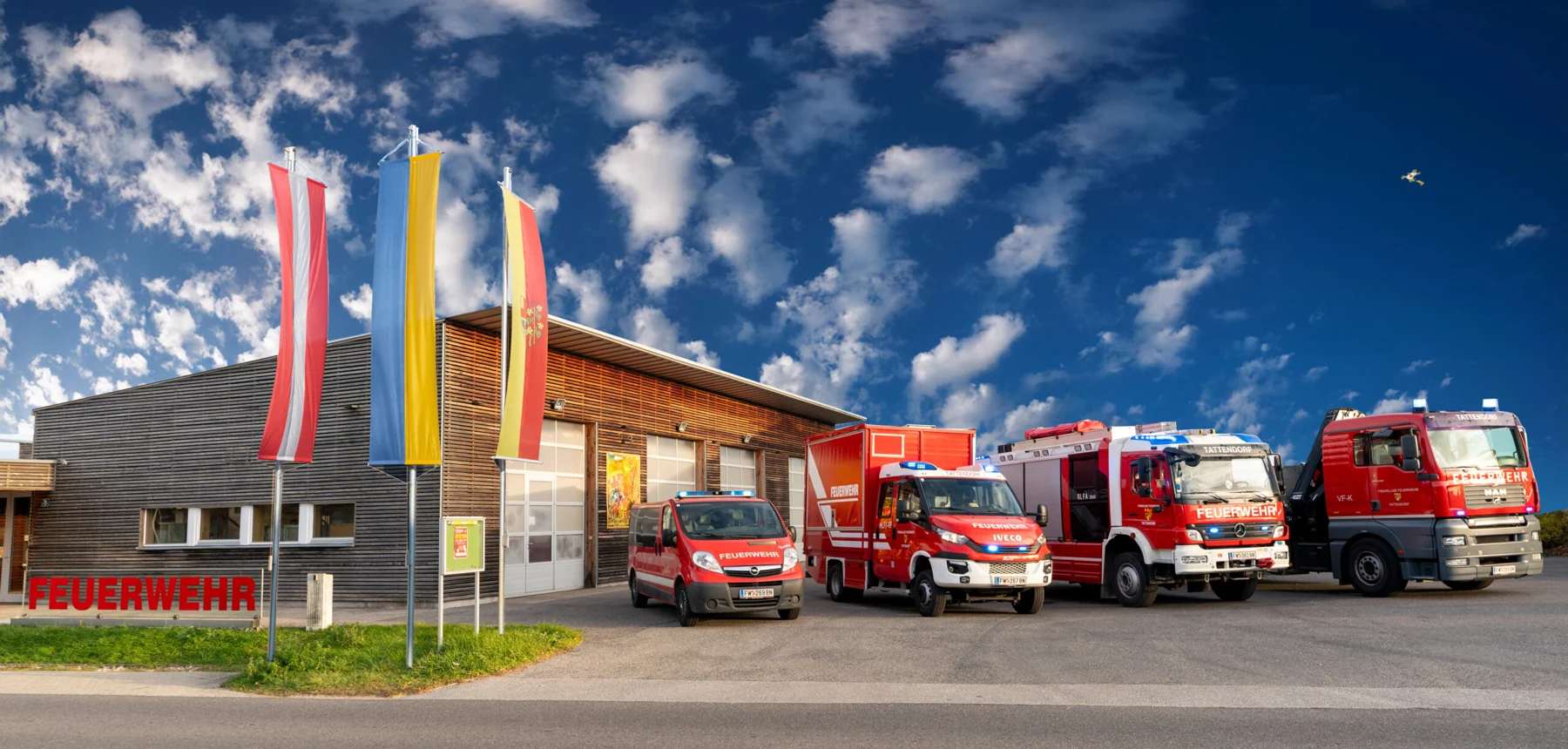 Feuerwehrhaus Tattendorf mit den davor aufgestellten Einsatzfahrzeugen