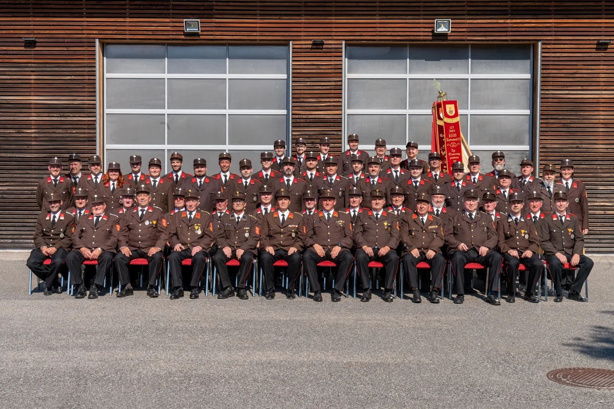 Mannschaft der FF Tattendorf vor dem Feuerwehrhaus